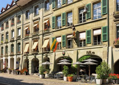 Bern'deki alışveriş ile Kramgasse street cafe