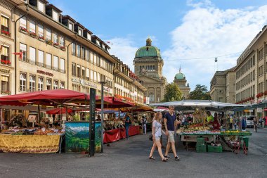 İnsanlar ve İsviçre Bern içinde bina Parlamento ile Pazar