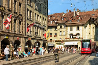 Çalışan tramvay ve Bern Spitalgasse Street insanlar