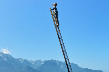 Montreux Cenevre Gölü merdiveninde çocukla heykel