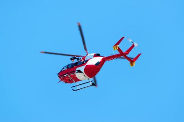 Montreux içinde görülen gökyüzünde uçan helikopter