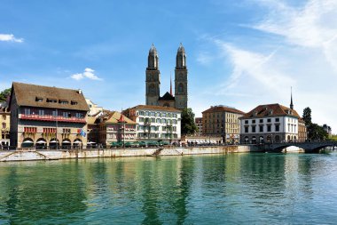 Limmat Nehri Quay ve Zürih'te Grossmunster Kilisesi