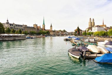 Limmat Nehri Quay ve Zürih İsviçre üç ana kiliseleri