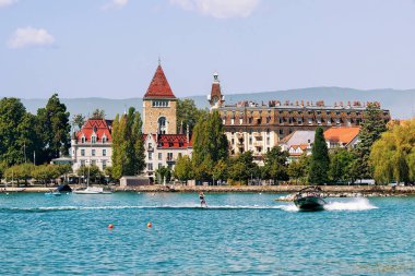 Motorbot adam wakeboarding, Cenevre Gölü yakınındaki yiyen Lausan ile