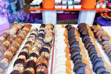 Cam vitrin el yapımı hamur işleri ile