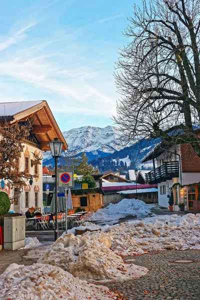 Alperna och Street på bayersk stil på vintern Garmisch Partenkirchen — Stockfoto
