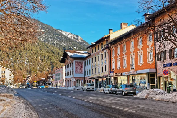Alpes et rue dans le style bavarois à l'hiver Garmisch Partenkirchen — Photo