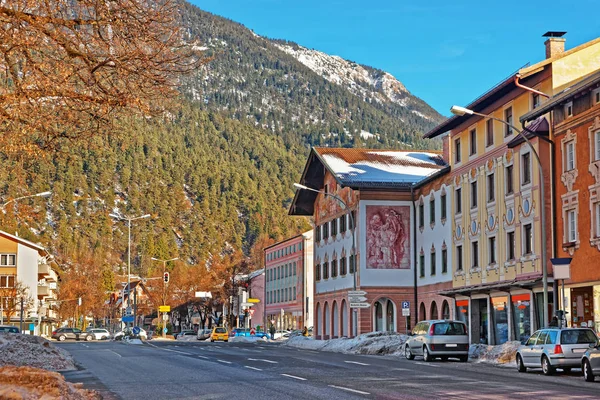 Alps and Street in Bavarian style in winter Garmisch Partenkirchen — Stock Photo, Image