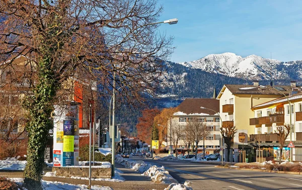 -Alpokra és a bajor stílusú télen Garmisch Partenkirchen utca — Stock Fotó