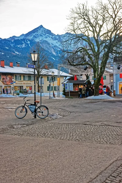 Alpes de bicicleta e rua no inverno estilo bávaro Garmisch Partenkirchen — Fotografia de Stock