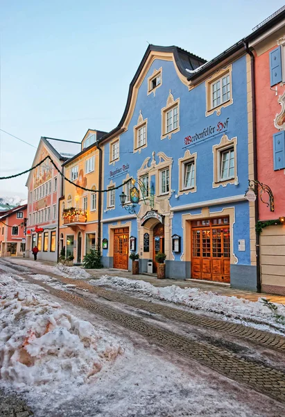 Edificios de estilo bávaro decorados para Navidad en Garmisch Partenkirchen —  Fotos de Stock