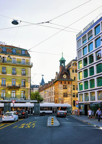 Torre del reloj en Molard Square en el centro de Ginebra — Foto de Stock