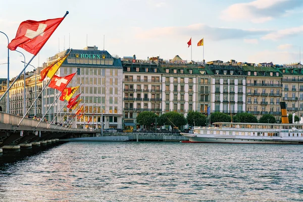 Ginebra Lago Mont Blanc puente con banderas Ginebra ciudad — Foto de Stock