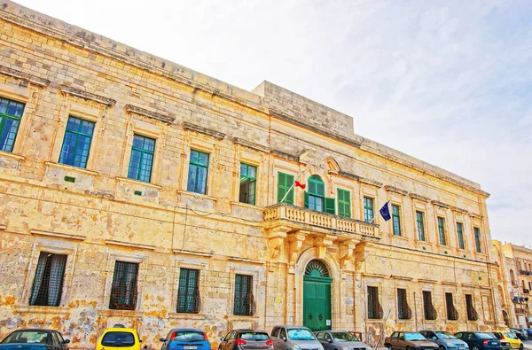 Vládní budova s příznaky ve starém městě Valletta — Stock fotografie