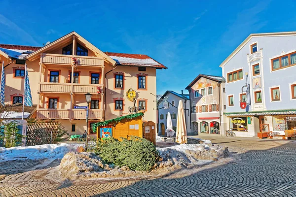 Domy v bavorském stylu zdobené pro vánoční Garmisch Partenkirchen — Stock fotografie