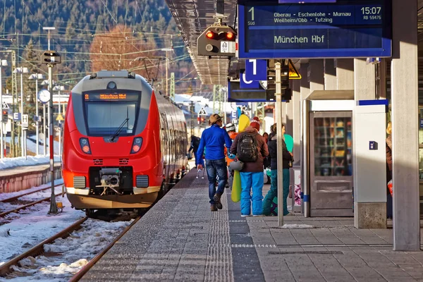 Yolcu ve Garmisch Partenkirchen yüksek hızlı tren