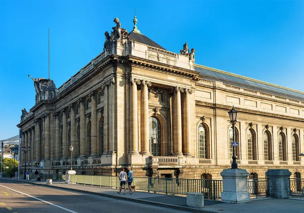 Personer vid museet för konst och historia i Genève — Stockfoto
