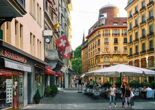 Emberek Place Longemalle téren Geneva városközpont — Stock Fotó