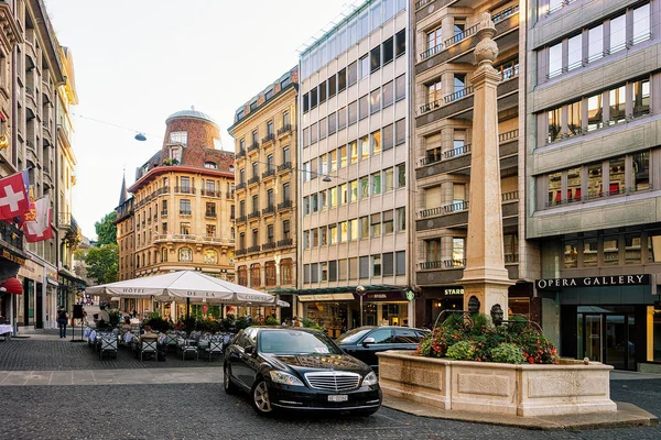 Emberek Place Longemalle téren a Geneva városközpont — Stock Fotó