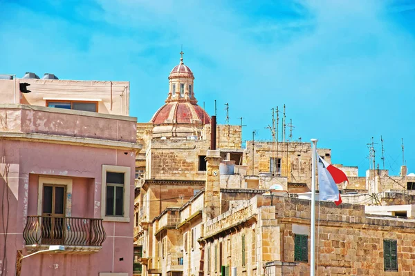 Rua e Cúpula da Igreja de São Nicolau Valletta Malta — Fotografia de Stock