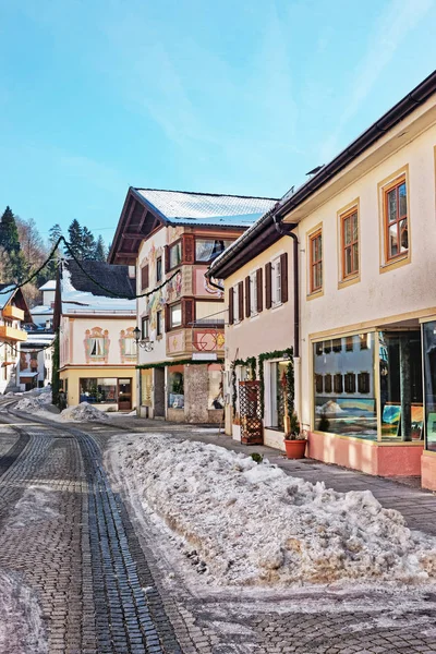 Strada in stile bavarese decorato per Natale Garmisch Partenkirchen — Foto Stock