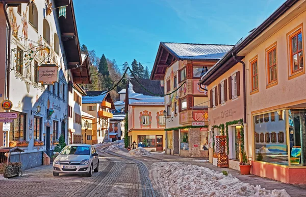 Οδός σε βαυαρικό στιλ, διακοσμημένα για τα Χριστούγεννα Garmisch Partenkirchen — Φωτογραφία Αρχείου