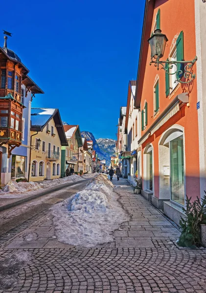 Οδός σε βαυαρικό στυλ διακοσμημένα για τα Χριστούγεννα στο Garmisch Partenkirchen — Φωτογραφία Αρχείου