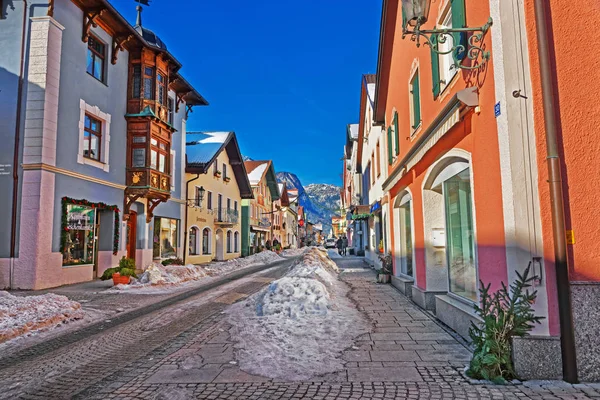 Calle en estilo bávaro decorada para Navidad en Garmisch Partenkirchen — Foto de Stock