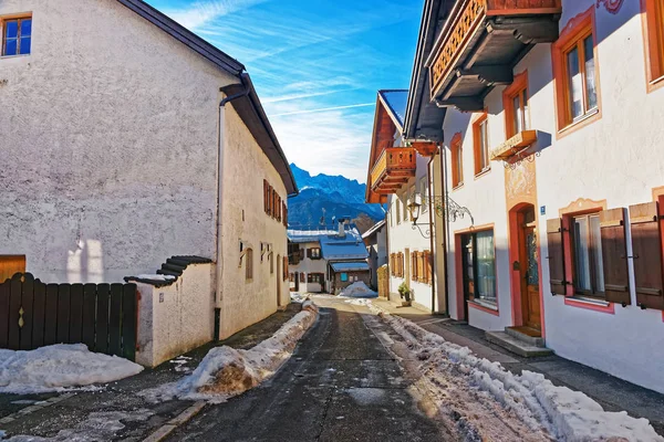 Οδός με σαλέ σε βαυαρικό στιλ χειμώνα Garmisch Partenkirchen — Φωτογραφία Αρχείου