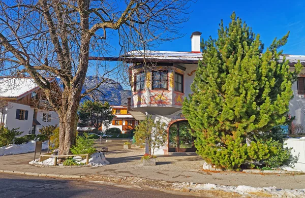 Strada con Chalets in stile bavarese inverno Garmisch Partenkirchen — Foto Stock