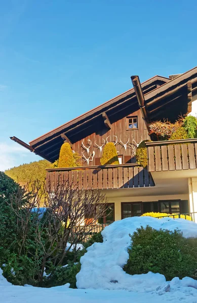 Balkon mit Hörnern im Winter Garmisch-Partenkirchen — Stockfoto