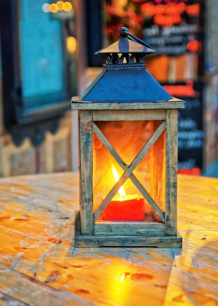 Lanterne allumée sur la table Garmisch Partenkirchen — Photo