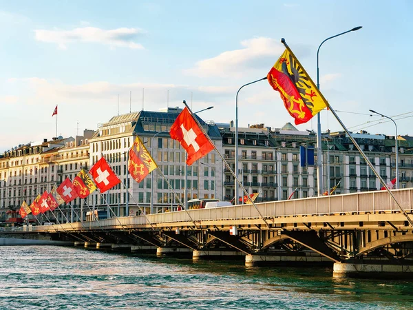 Genebra Lago e Mont Blanc bandeiras da ponte Genebra cidade — Fotografia de Stock