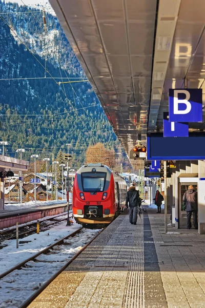 Passengers and high speed train of Garmisch Partenkirchen Germany — Stock Photo, Image