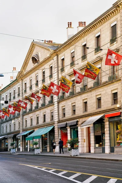 Emberek utcán Rue Corraterie svájci zászlók Genfben — Stock Fotó