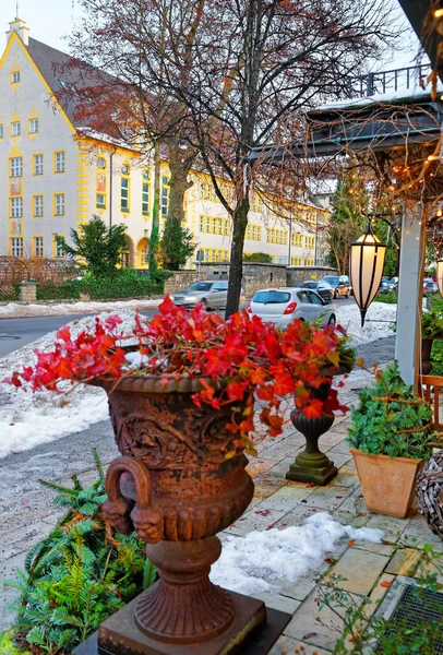 Restaurantterrasse dekorert med planter til jul Garmisch Partenkirchen – stockfoto