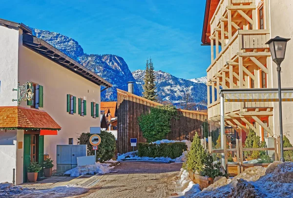Rua em estilo bávaro com Alpes no inverno Garmisch Partenkirchen — Fotografia de Stock