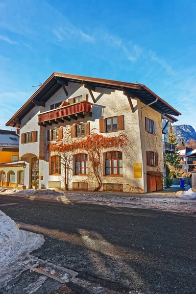 Straße mit Chalet und Alpen im Winter Garmisch-Partenkirchen — Stockfoto