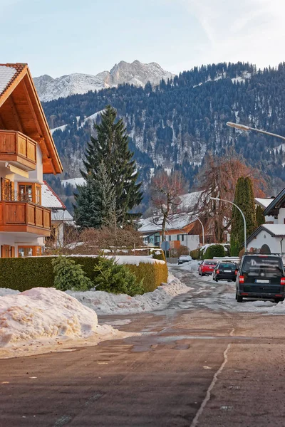 Calle con Chalets y montañas alpinas en invierno Garmisch Partenkirchen — Foto de Stock