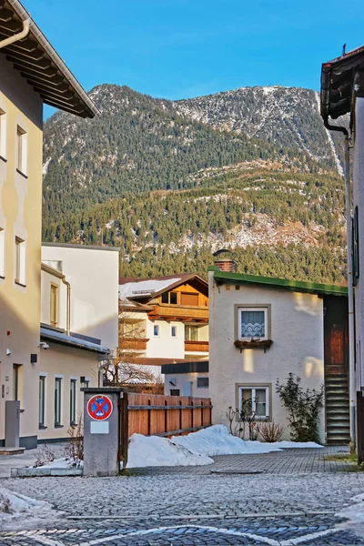 Calle con Chalets y montañas alpinas en invierno Garmisch Partenkirchen — Foto de Stock