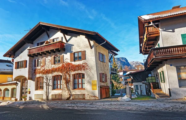 Ulice s chaty a Alpy v oblasti Garmisch Partenkirchen — Stock fotografie