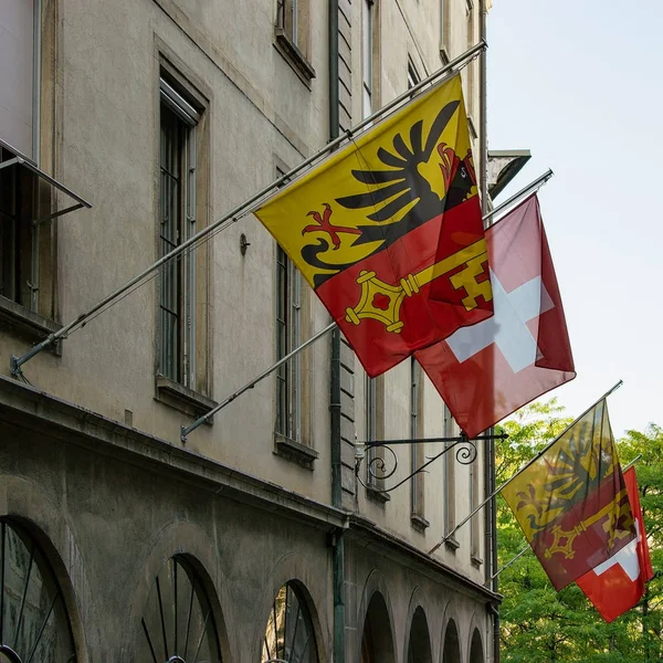 Rua com bandeiras no Hotel Ville Geneva — Fotografia de Stock