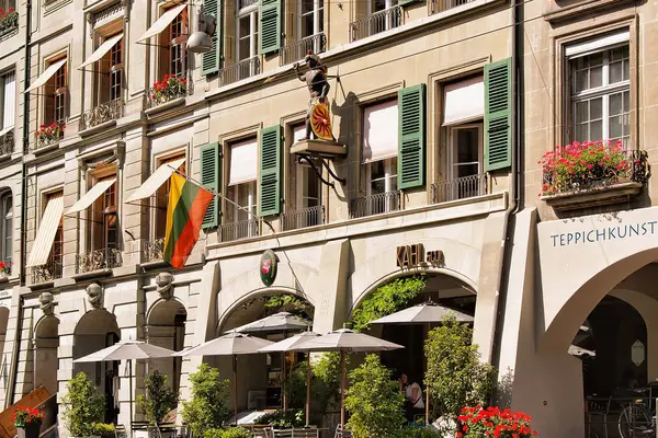 Cafe Kramgasse caddesindeki alışveriş bölgesine Bern ile — Stok fotoğraf