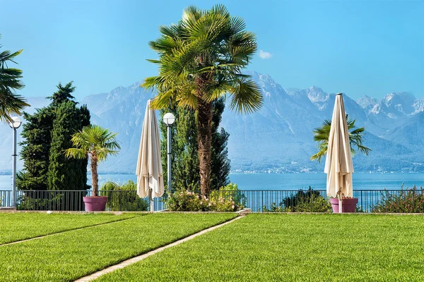 Zahrada v hotelu v Ženevské jezero Riviera v Montreux — Stock fotografie