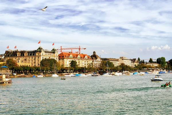 Embankment of Limmat River with boats in Zurich — Stock Photo, Image