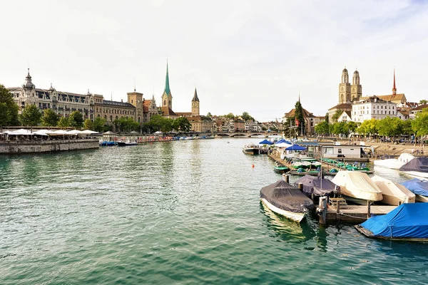 Limmat River Quay e três igrejas principais de Zurique Swiss — Fotografia de Stock
