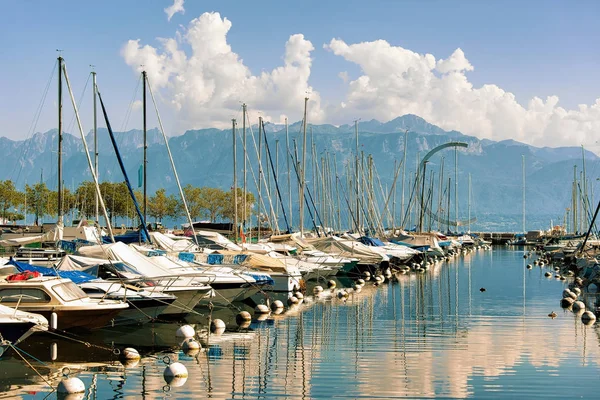 Marina com iates no Lago de Genebra em Lausanne Suíça — Fotografia de Stock