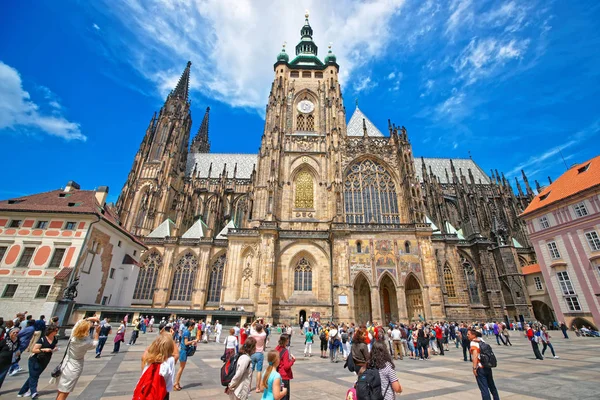 Emberek, a Szent Vitus Katedrális, a prágai vár komplexum — Stock Fotó