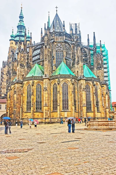 A Szent Vitus Katedrális, a prágai vár komplexum turisták — Stock Fotó