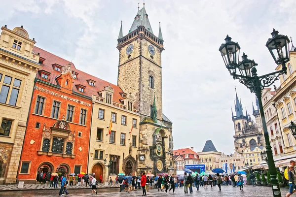 A napernyők a régi városháza esős Prágában a turisták — Stock Fotó